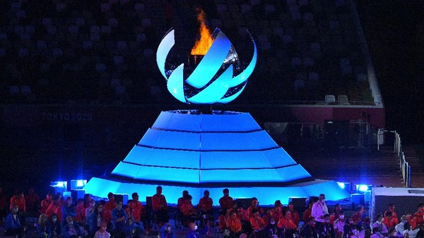 TOKYO, JAPAN - SEPTEMBER 05: The Paralympic Flame is seen during the Closing Ceremony on day 12 of the Tokyo 2020 Paralympic Games at Olympic Stadium on September 05, 2021 in Tokyo, Japan. (Photo by Koki Nagahama/Getty Images)