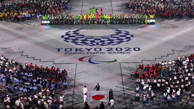 TOKYO, JAPAN - SEPTEMBER 05: The national flag of Japan is carried into the stadium by Tomoki Sato, Minobe Kasuyazu, Miyuki Yamada, Yamamoto Keiko, Motoki Iwakiri, Koike Sakura during the Closing Ceremony on day 12 of the Tokyo 2020 Paralympic Games at Olympic Stadium on September 05, 2021 in Tokyo, Japan. (Photo by Alex Pantling/Getty Images)