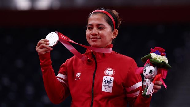 PARALYMPICS-2020/BADMINTON Tokyo 2020 Paralympic Games - Badminton - Women's Singles SL4 Medal Ceremony - Yoyogi National Stadium, Tokyo, Japan - September 5, 2021. Silver medallist Leani Ratri Oktila of Indonesia poses on the podium REUTERS/Athit Perawongmetha