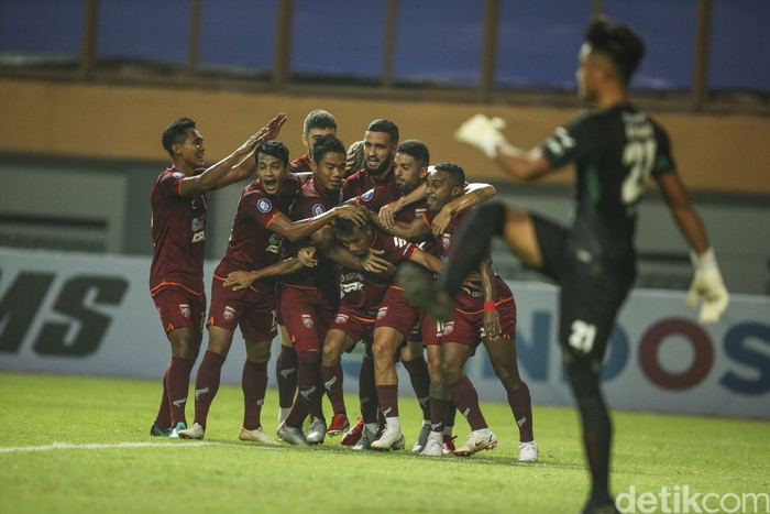 Sejumlah pemain Borneo Fc merayakan gol pertama ke gawang Persebaya di Stadion Wibawa Mukti, Cikarang, Sabtu (4/9/2021). Persebaya dan Borneo langsung menampilkan permainan tempo tinggi. Hasilnya Borneo berhasil unggul cepat saat laga baru berjalan 8 menit dari situasi bola set-piece hasil tendangan Jonathan Bustos.