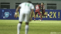 Kegigihan akhirnya membuahkan hasil. Persebaya memperkecil ketertinggalan menjadi 1-3 lewat gol menyosor bola di depan gawang yang dicetak oleh Ricky Kambuaya. 