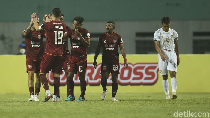 Persebaya Tumbang 1-3 dari Borneo Fc Sejumlah pemain Borneo Fc merayakan gol pertama ke gawang Persebaya di Stadion Wibawa Mukti, Cikarang, Sabtu (4/9/2021). Persebaya dan Borneo langsung menampilkan permainan tempo tinggi. Hasilnya Borneo berhasil unggul cepat saat laga baru berjalan 8 menit dari situasi bola set-piece hasil tendangan Jonathan Bustos.