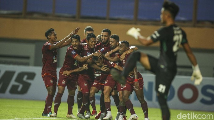 Persebaya Tumbang 1-3 dari Borneo Fc Sejumlah pemain Borneo Fc merayakan gol pertama ke gawang Persebaya di Stadion Wibawa Mukti, Cikarang, Sabtu (4/9/2021). Persebaya dan Borneo langsung menampilkan permainan tempo tinggi. Hasilnya Borneo berhasil unggul cepat saat laga baru berjalan 8 menit dari situasi bola set-piece hasil tendangan Jonathan Bustos.