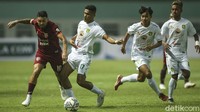 Lini belakang Persebaya kelimpungan hingga akhirnya bola mendarat di kaki Francisco Torres. Bola kemudian diteruskan ke pemain muda Borneo Sihran Amrullah yang mampu menceploskan bola dari jarak dekat. 1-0 Borneo memimpin. 