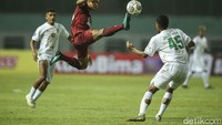 Hambali Thalib sempat merespons dengan mengancam Borneo lewat tendangan bebas. Sayang pemain mungil Persebaya itu masih meleset dari sasaran. 