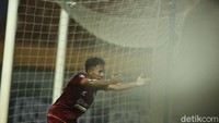 Sementara itu, Borneo terus main agresif hingga membuat kiper Persebaya Ernando Ari sampai harus melakukan beberapa penyelamatan penting. Borneo melakukan pergantian cepat pada menit ke-33 karena Francisco Torres cedera dan tak bisa melanjutkan permainan. 