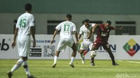 Striker naturalisasi Guy Junior dipilih Mario Gomez untuk masuk ketimbang Boaz Solossa. Kehadiran Guy Junior menambah warna di lini depan Borneo yang terus menekan sampai akhir babak pertama. 