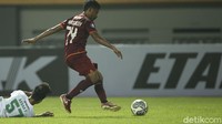 Demi mengejar ketertinggalan, Persebaya berinisiatif main terbuka. Tapi itu malah menjadi bencana karena Borneo sanggup mencetak gol lewat situasi serangan balik. 