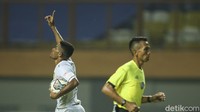 Bustos dengan cermat mengirimkan umpan terobosan yang dikejar Terens Puhiri. Karena tinggal berhadapan dengan kiper, Terens dengan mudah menceploskan bola ke gawang dan membawa Borneo unggul 2-0 pada menit ke-48. 