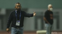 Merespons ketertinggalan tim, Aji Santoso melakukan pergantian pemain untuk kubu Persebaya. Rendy Irwan sang pemain senior diturunkan untuk menggantikan Hambali Tolib pada menit ke-47. 
