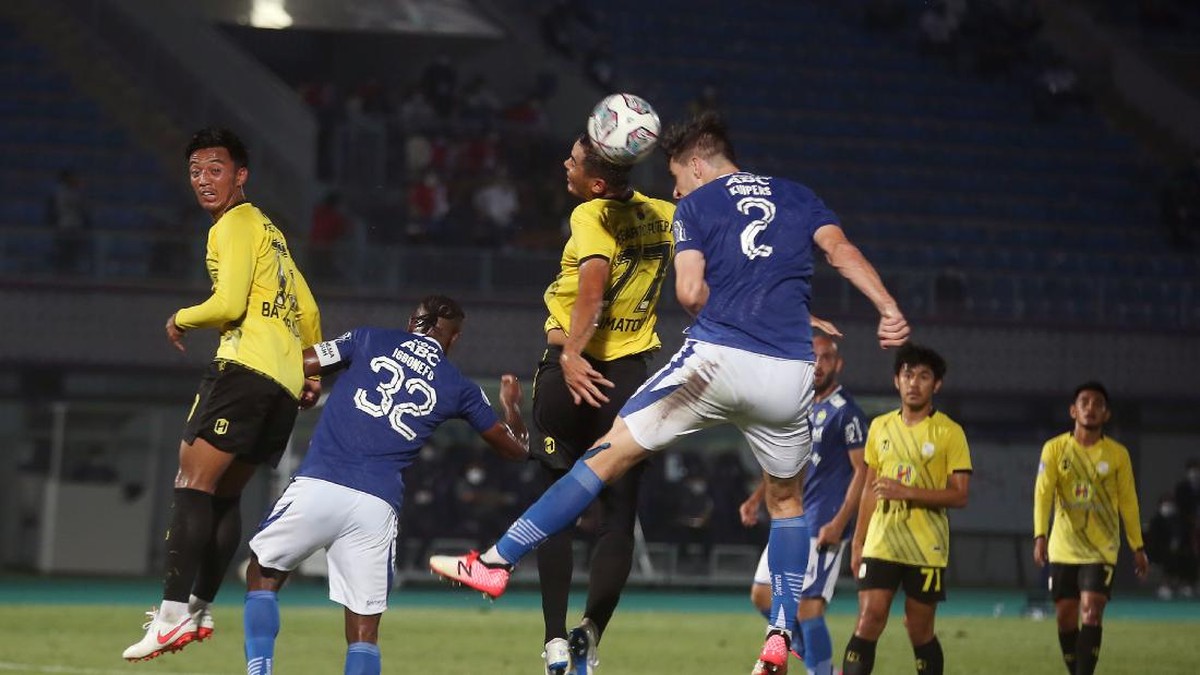 Nick Kuipers saat berebut bola dengan pemain Barito Putra. Foto: ANTARA FOTO/MUHAMMAD IQBAL