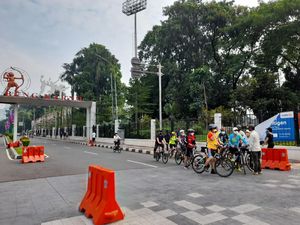 Pesepeda Ramaikan Kawasan Sudirman Pagi Ini, Petugas Arahkan ke Jalur Lain Pesepeda Ramaikan Kawasan Sudirman Pagi Ini, Petugas Arahkan ke Jalur Lain
