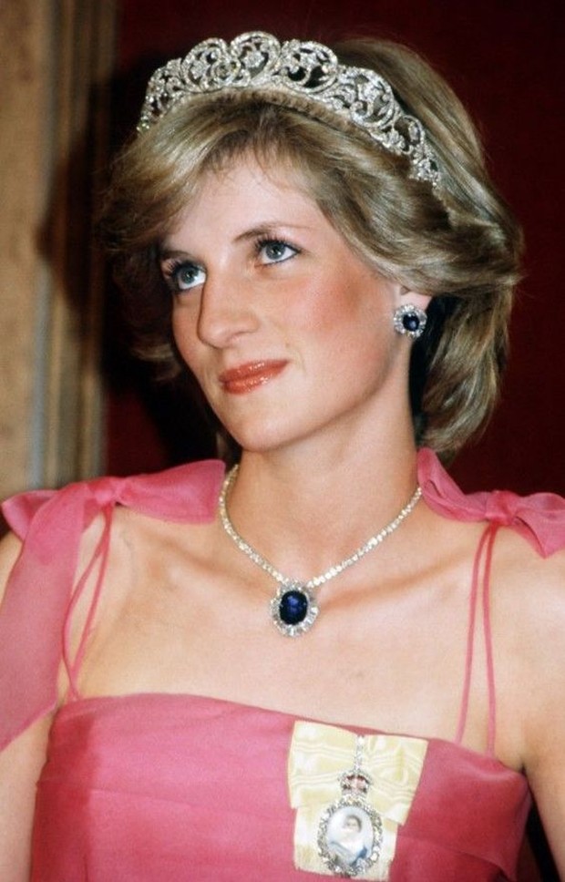 Pinterest.com/thebeaumonde Makna dibalik outfit Kerajaan Inggris yang dipakai Lady Diana.