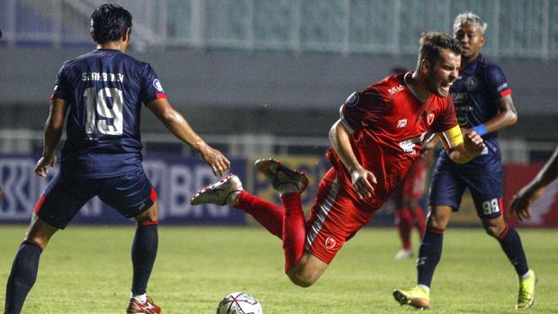 Pesepakbola Arema FC Hanif Sjahbandi (kiri) menjatuhkan pesepak bola PSM Makassar Willem Jan Pluim dalam lanjutan laga Liga 1 di Stadion Pakansari, Kabupaten Bogor, Jawa Barat, Minggu (5/9/2021). ANTARA FOTO/Yulius Satria Wijaya/rwa.