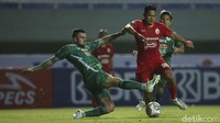 Skor 1-1 untuk kedua tim bertahan hingga wasit meniup pluit akhir pertandingan.  