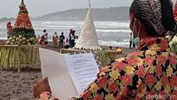 Ritual Dibubarkan, Sesaji Batal Dilarung ke Laut Pangandaran