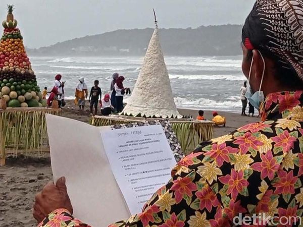 Ritual Dibubarkan, Sesaji Batal Dilarung ke Laut Pangandaran