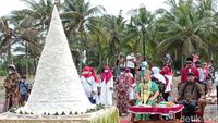 Ritual Larungan di Pantai Pangandaran Dibubarkan Petugas