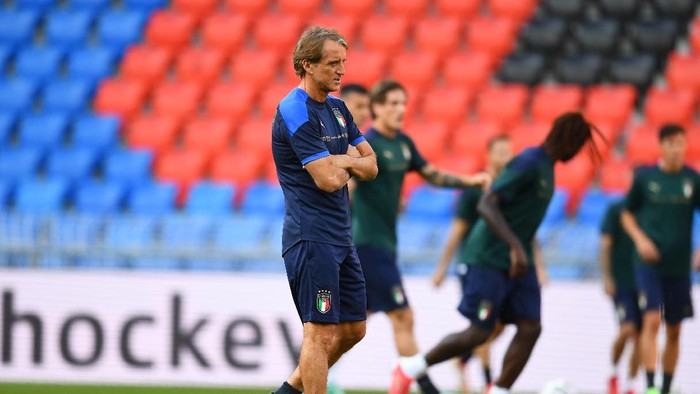 BASEL, SWITZERLAND - SEPTEMBER 04: Head coach Italy Roberto Mancini looks on during a training session at St Jacob Park on September 04, 2021 in Basel, Switzerland. (Photo by Claudio Villa/Getty Images)