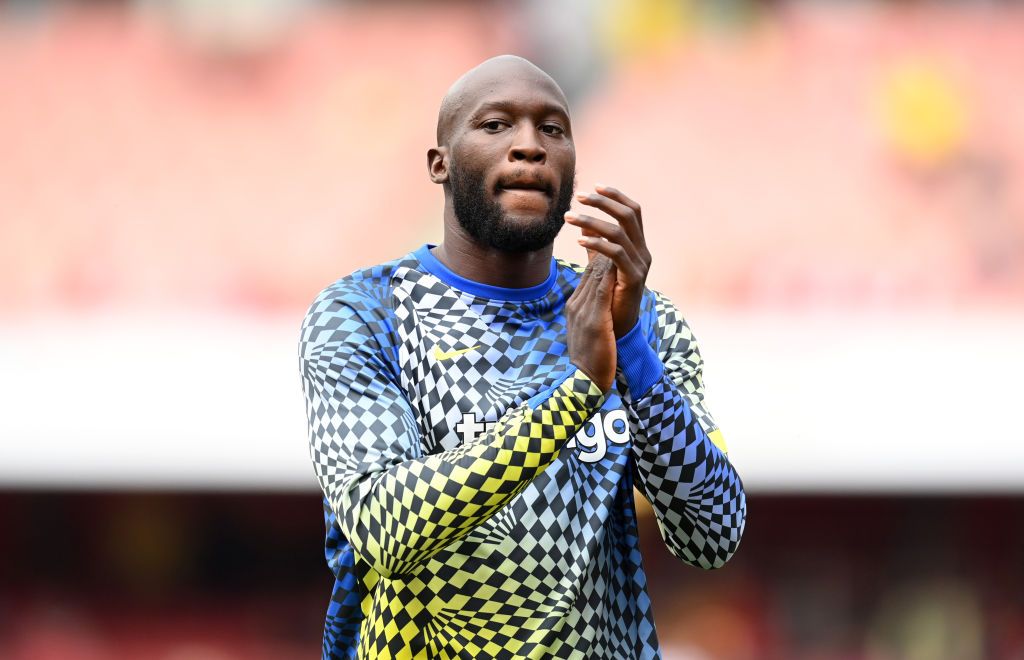 LONDON, ENGLAND - AUGUST 22: Romelu Lukaku of Chelsea applauds the fans during the warm up prior to the Premier League match between Arsenal and Chelsea at Emirates Stadium on August 22, 2021 in London, England. (Photo by Michael Regan/Getty Images)