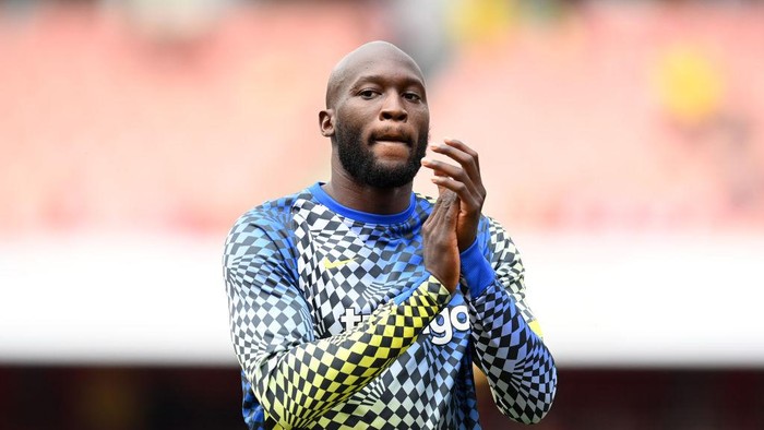 LONDON, ENGLAND - AUGUST 22: Romelu Lukaku of Chelsea applauds the fans during the warm up prior to the Premier League match between Arsenal and Chelsea at Emirates Stadium on August 22, 2021 in London, England. (Photo by Michael Regan/Getty Images)