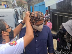 Tiba di Sukabumi, Sandiaga Uno Dipakaikan Ikat Kepala Lambang Keagungan