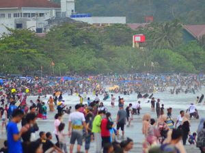 Keramaian Pantai Pangandaran Disorot Jokowi, Sandiaga: Jangan Euforia! Keramaian Pantai Pangandaran Disorot Jokowi, Sandiaga: Jangan Euforia!