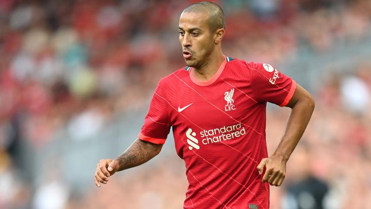 Pemain Liverpool Thiago Alcantara batal main di final Carabao Cup melawan Chelsea karena cedera saat pemanasan jelang pertandingan. (Foto: Getty Images/Michael Regan)