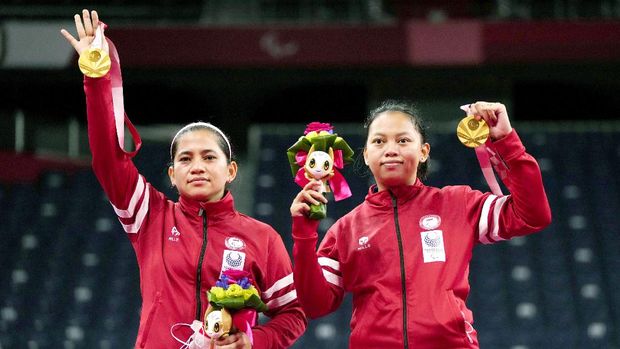 Indonesia’s Oktila Leani Ratri, left, and Sadiyah Khalimatus pose with the gold medal during the awarding ceremony of Badminton women’s doubles SL3-SU5 category at the Tokyo 2020 Paralympic Games, Saturday, Sept. 4, 2021, in Tokyo, Japan. (Yohei Nishimura/Kyodo News via AP)