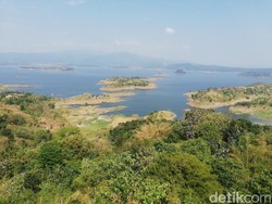 Suguhkan Panorama Waduk Jatigede, Warung Ini Jadi Tempat Favorit Pemotor