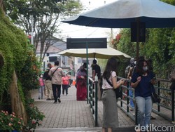 Akhir Pekan, Wisatawan juga Padati Restoran di Bandung Barat
