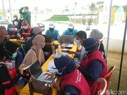 Ratusan Wisatawan di Pantai Karang Potong Divaksinasi