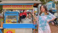 Mgdalenaf Doyan Makan Enak, Intip Momennya Cicip Burger dan Bakso Mercon