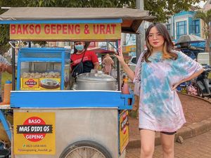 Mgdalenaf Doyan Makan Enak, Intip Momennya Cicip Burger dan Bakso Mercon