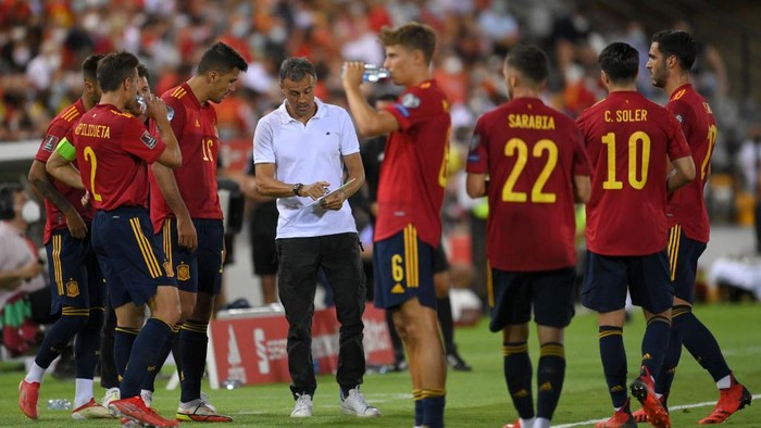 SEVILLE, SPAIN - SEPTEMBER 05: Luis Enrique, head coach of Spain gives instructions to Rodri during the 2022 FIFA World Cup Qualifier match between Spain and Georgia at Estadio de La Cartuja on September 05, 2021 in Seville, . (Photo by David Ramos/Getty Images)