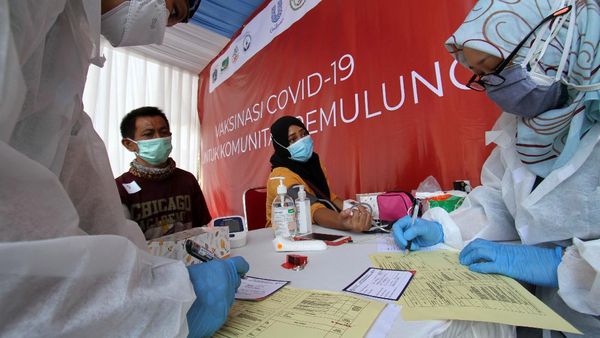300 Pemulung Terima Vaksinasi COVID-19