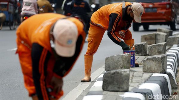 Aksi Pasukan Oranye Percantik Trotoar di Jalan Pejompongan
