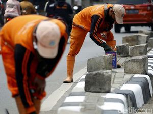 Aksi Pasukan Oranye Percantik Trotoar di Jalan Pejompongan