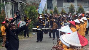 Begini Jadinya Kalau Lansia di Sukabumi Ikut Marching Band