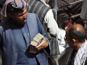Video Warga Afghanistan Serbu Pasar Penukaran Uang saat Krisis Uang Tunai