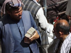 Video Warga Afghanistan Serbu Pasar Penukaran Uang saat Krisis Uang Tunai