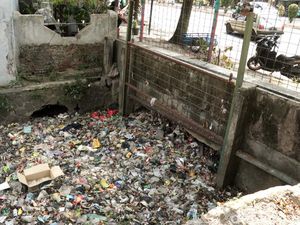 Penampakan Tumpukan Sampah di Anak Sungai Cikapundung Bandung