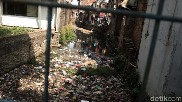 Bikin Mual! Sampah Menumpuk di Anak Sungai Cikapundung