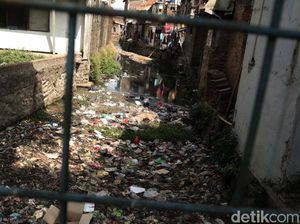 Bikin Mual! Sampah Menumpuk di Anak Sungai Cikapundung