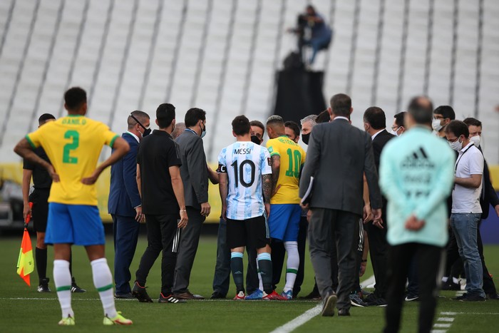 Brasil vs Argentina SAO PAULO, BRAZIL - SEPTEMBER 05: Lionel Messi of Argentina and Neymar Jr. of Brazil talk to health authorities as the match is delayed during a match between Brazil and Argentina as part of South American Qualifiers for Qatar 2022 at Arena Corinthians on September 05, 2021 in Sao Paulo, Brazil. (Photo by Alexandre Schneider/Getty Images)