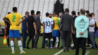 Anvisa dan kepolisian Brasil menghentikan laga lantaran ada pelanggaran protokol kesehatan yang dilakukan skuad Argentina. Empat pemain Tim Tango yang bermain di Premier League dianggap melanggar aturan karantina