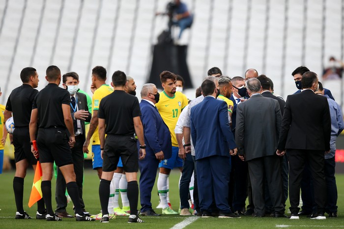 Brasil vs Argentina SAO PAULO, BRAZIL - SEPTEMBER 05: Health authorities interrupt the match as they gather to talk to players of Brazil during a match between Brazil and Argentina as part of South American Qualifiers for Qatar 2022 at Arena Corinthians on September 05, 2021 in Sao Paulo, Brazil. (Photo by Alexandre Schneider/Getty Images)