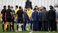 Brasil vs Argentina dalam kualifikasi Piala Dunia 2022 digelar di Arena Corinthians, Senin (6/9). Baru lima menit, otoritas kesehatan Brasil (Anvisa) dan beberapa anggota kepolisian tiba-tiba memasuki lapangan dan meminta pertandingan dihentikan