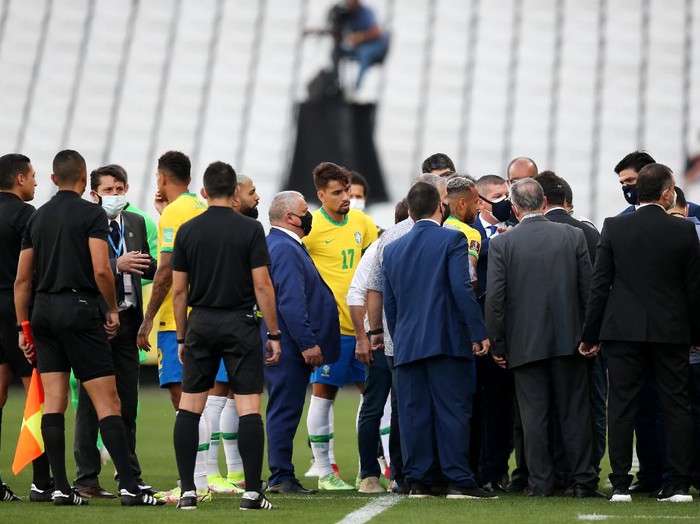 SAO PAULO, BRAZIL - SEPTEMBER 05: Health authorities interrupt the match as they gather to talk to players of Brazil during a match between Brazil and Argentina as part of South American Qualifiers for Qatar 2022 at Arena Corinthians on September 05, 2021 in Sao Paulo, Brazil. (Photo by Alexandre Schneider/Getty Images)