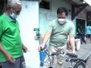 Sambangi Kediaman Loper Koran, Cak Imin Beri Bantuan Sepeda Baru